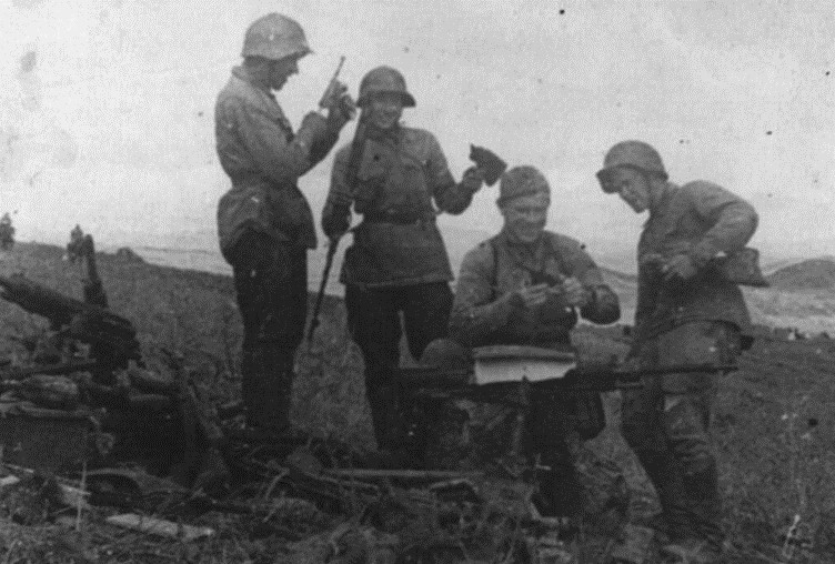 Советские солдаты осматривают трофеи в Маньчжурии. В руках у двоих – "Намбу". Из открытых источников
