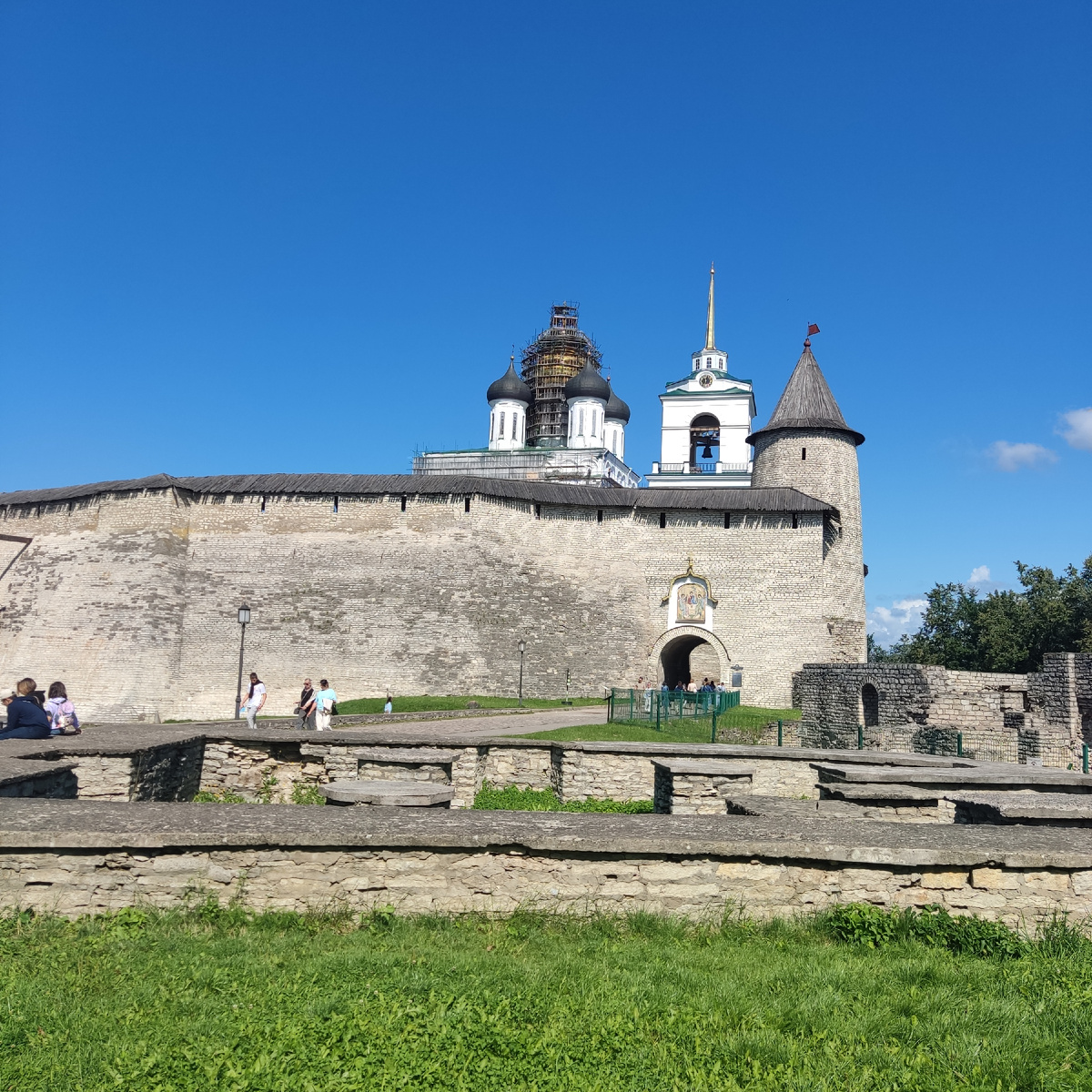 Вид из Довмонтова города на Троицкие ворота кремля