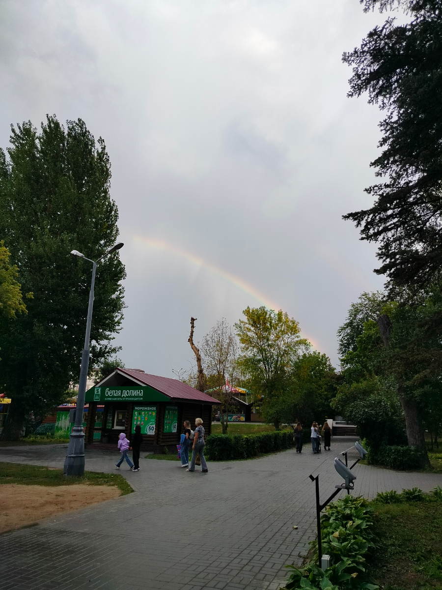 Радуга после дождя и перед дождём... Городской парк. Наша прогулка, и мы, бегущие домой пока не промокли...