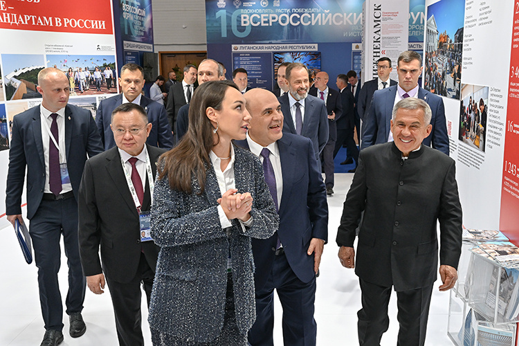    Мишустин обратил внимание, что Казань входит в тройку лидеров по качеству городской среды, а республика в целом считается одним из наиболее развитых регионов России.   
Фото:  rais.tatarstan.ru