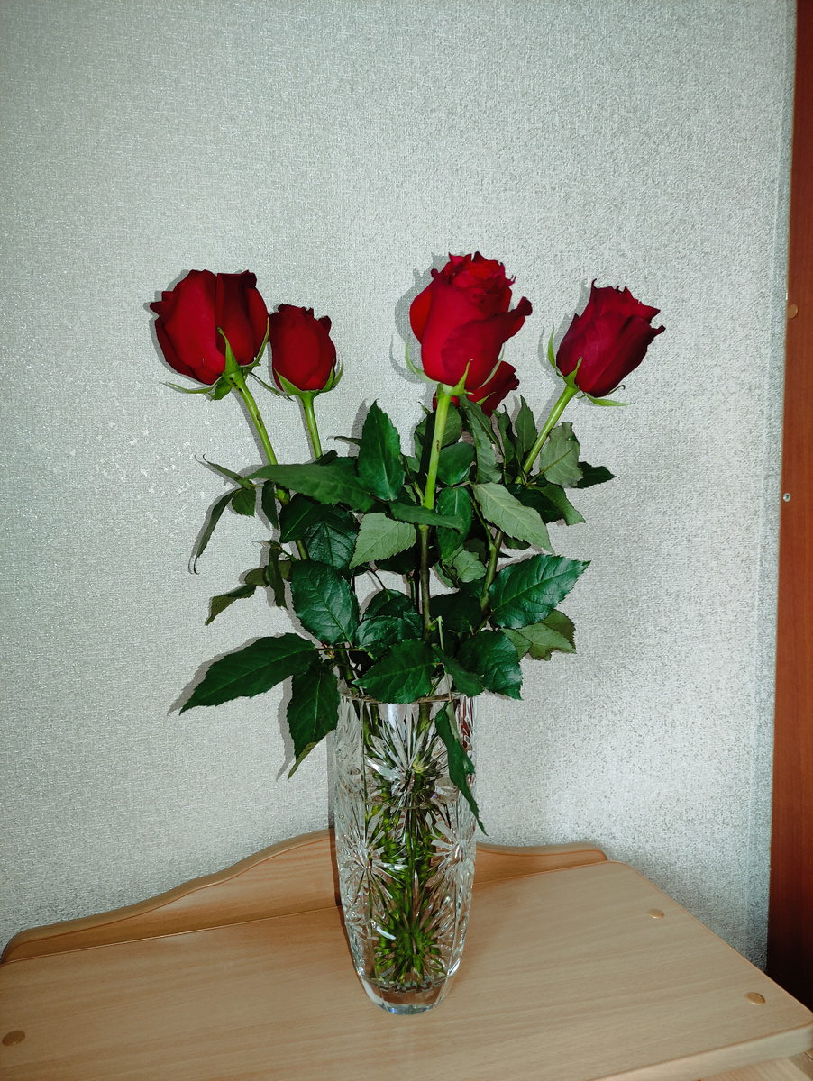 Покупая цветы поштучно, а не в букете, они стоят дольше. Это супруг мне купил розы на день рождения в прошлом году. Стояли долго😍