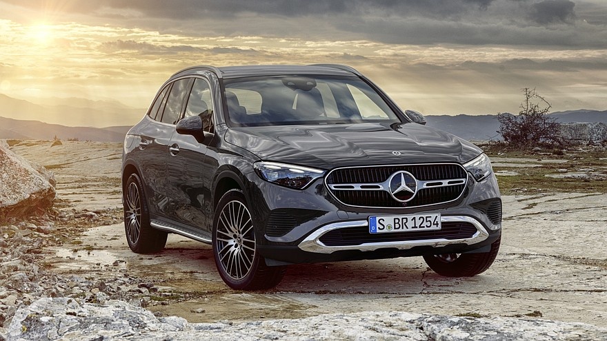    На фото: актуальный кроссовер Mercedes-Benz GLC