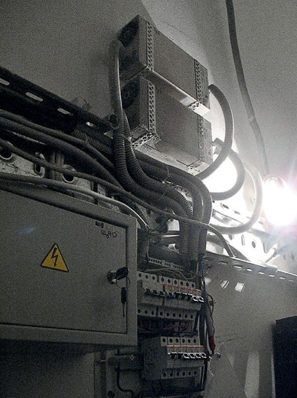 Ил. 9. Типовое вспомогательное оборудование с трансформатором
Ил. 10. Приборы локального освещения на кронштейнах у фасадной стены
Ил. 11. Кососвет в антивандальном корпусе
