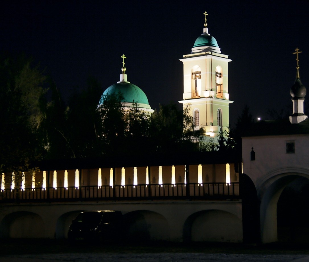 Ил. 12. Крепостная стена с установленными в прорезях зубцов компактными люминесцентными лампами — изюминка проекта архитектурного освещения московского Данилова мужского ставропигиального мужского монастыря. Детали освещения
