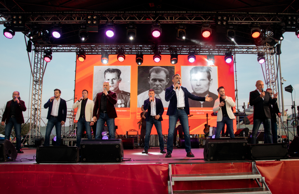    «Хор Турецкого» поздравил Сургут с наступающим Днём государственного флага России