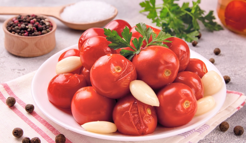 Вкусные маринованные помидоры на зиму: советы, лайфхаки, 10 лучших рецептов