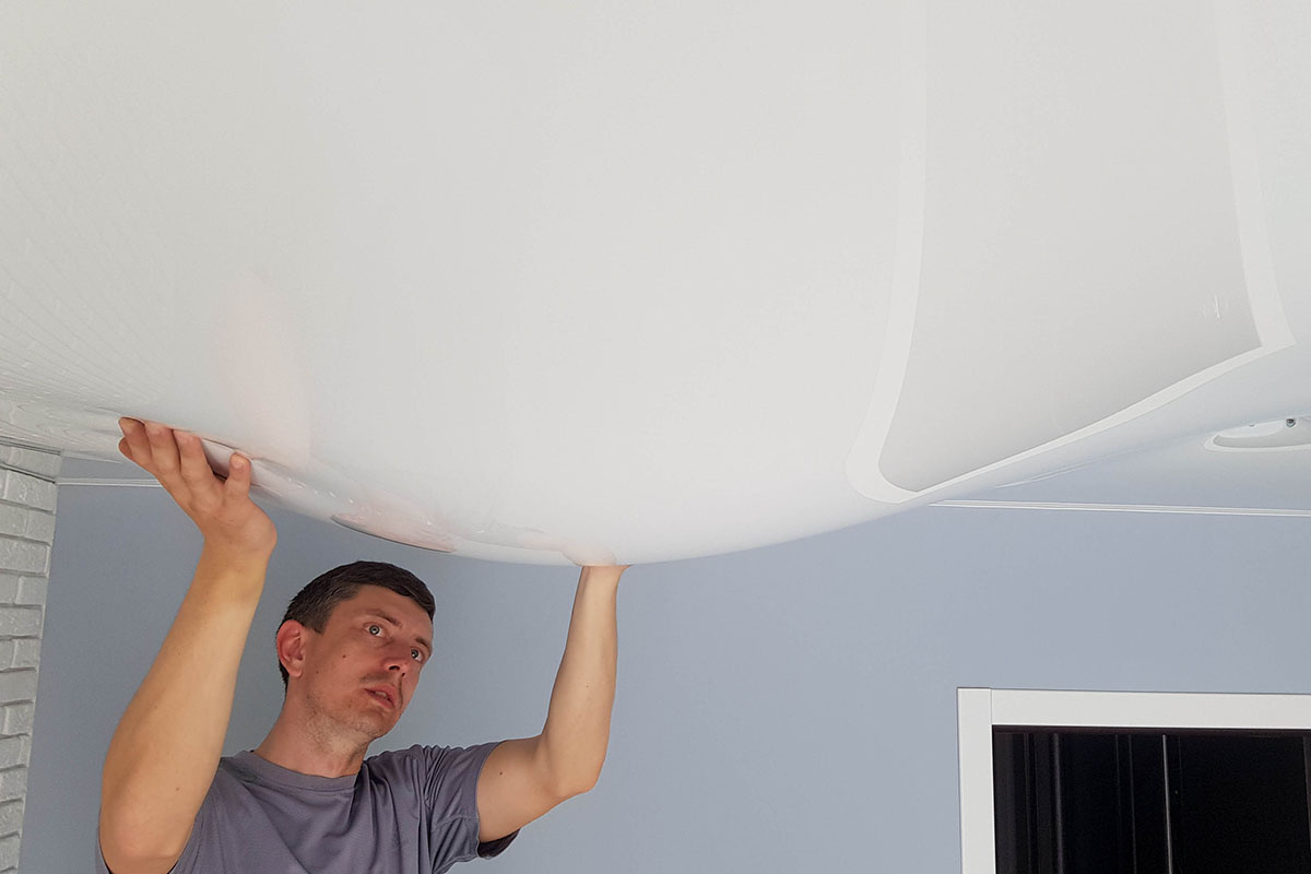 Натяжной потолок способен защитить помещение от протечки сверху и легко поддается ремонту. Источник: Shutterstock📷
