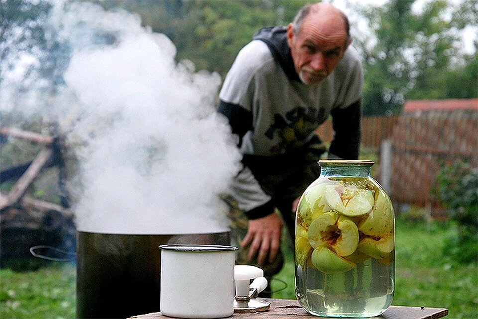 Консервирование моченых яблок. Фото: Юлия ПЫХАЛОВА.