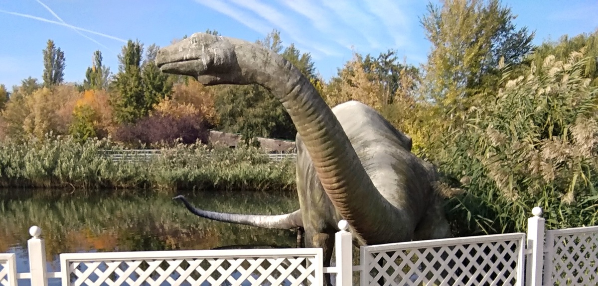 Фигура динозавра - один из символов Ростовского зоопарка 