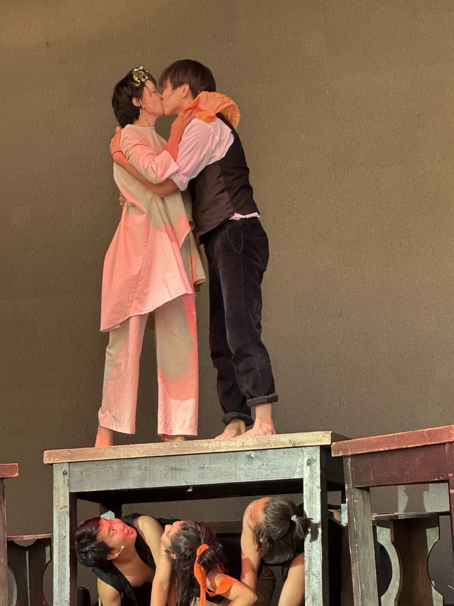 Счастливая семья лисенка Домино. Спектакль «И звали его Домино». Бурятский республиканский театр кукол «Ульгэр». Фото автора.