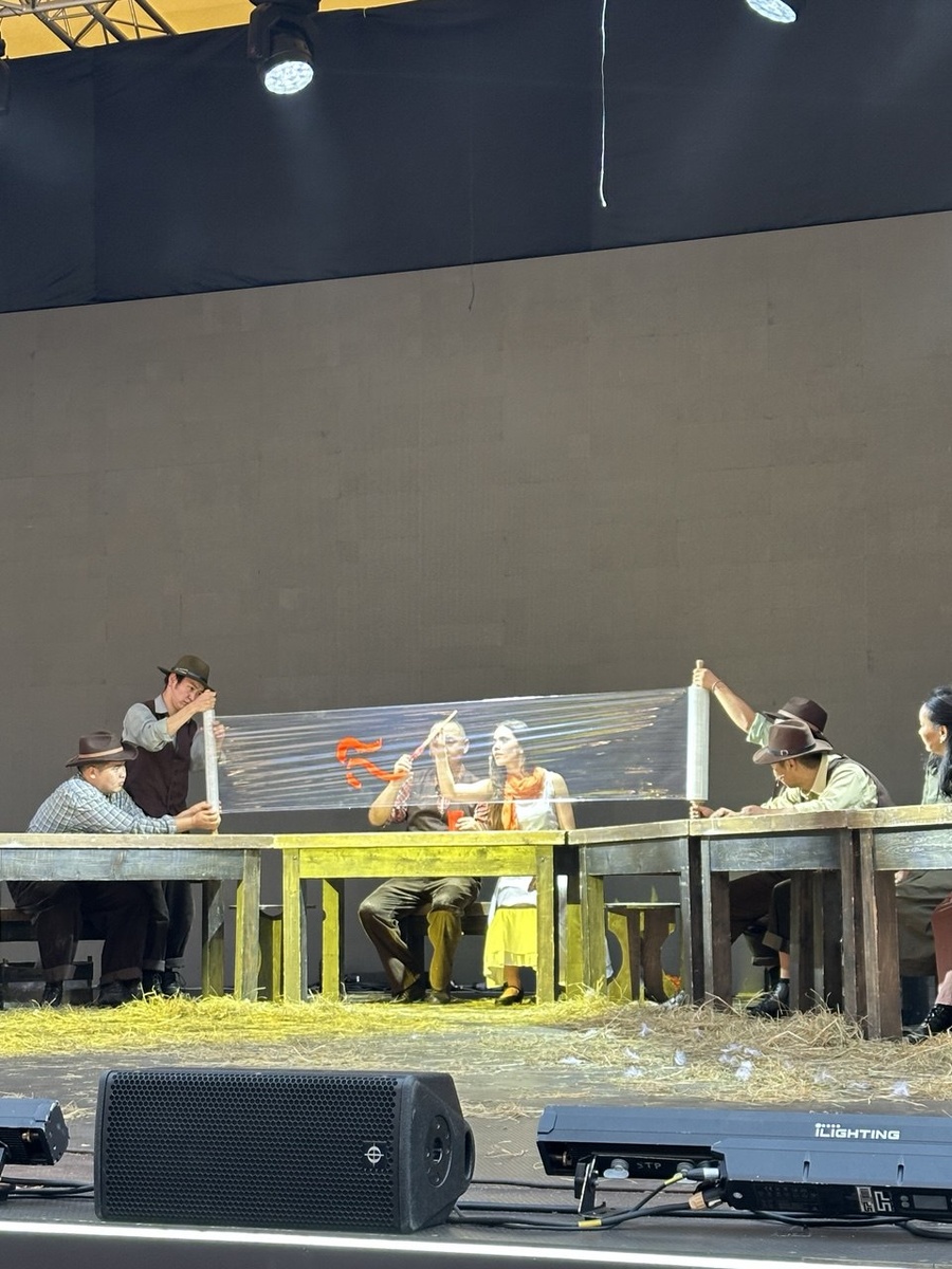 Сцена из спектакля «И звали его Домино». Бурятский республиканский театр кукол «Ульгэр». Фото автора.