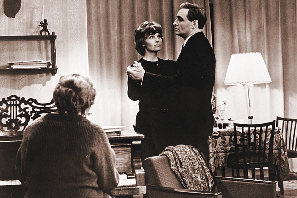 Сентиментальный Штирлиц танцует с немкой Габи (Светлана Светличная). На переднем плане его любимая старушка фрау Заурих (Эмилия Мильтон). Фото: кадр из фильма.