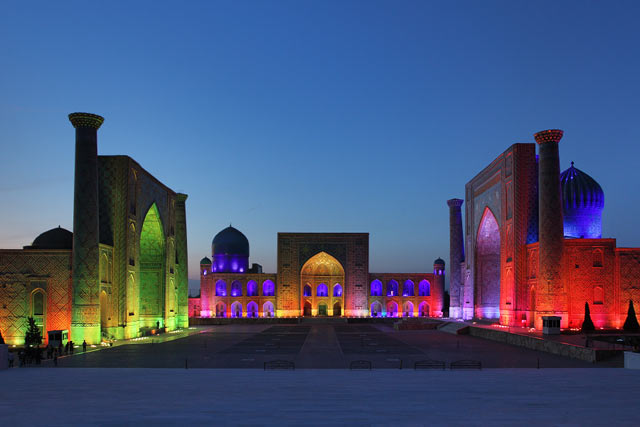Величественный вид на площадь Регистан ночью, когда медресе подсвечиваются