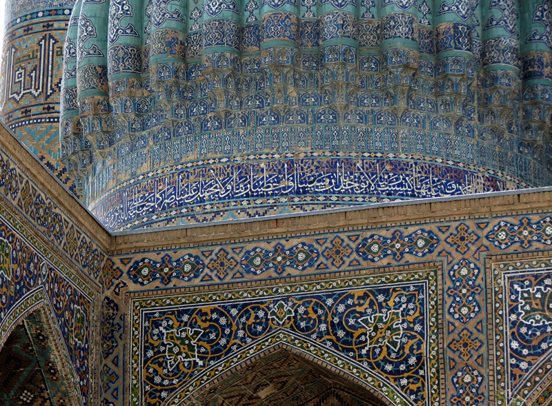 Фото маджолики и мозаики на стене одного из медресе на площади Регистан