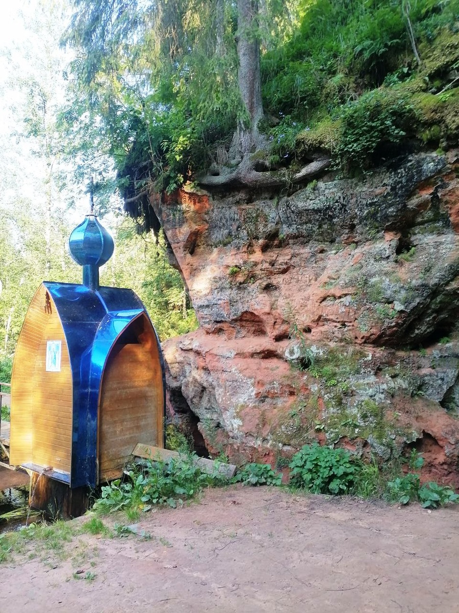 Купель у святой пещеры в Рождествено