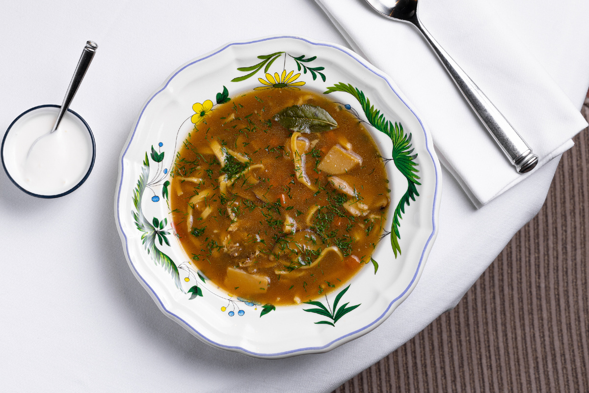 Суп из петуха с белыми грибами в ресторане Mela