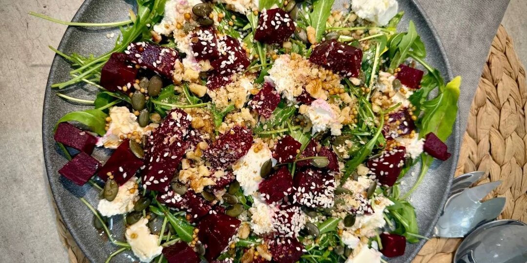 «Осенний шедевр»: салат со свёклой, грушей и сыром, который хочется готовить снова и снова