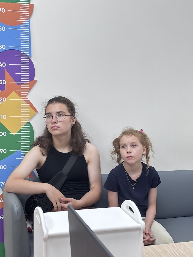 Ни за что не угадаете куда они зависли? Это они «Кота Леопольда» так увлеченно смотрели