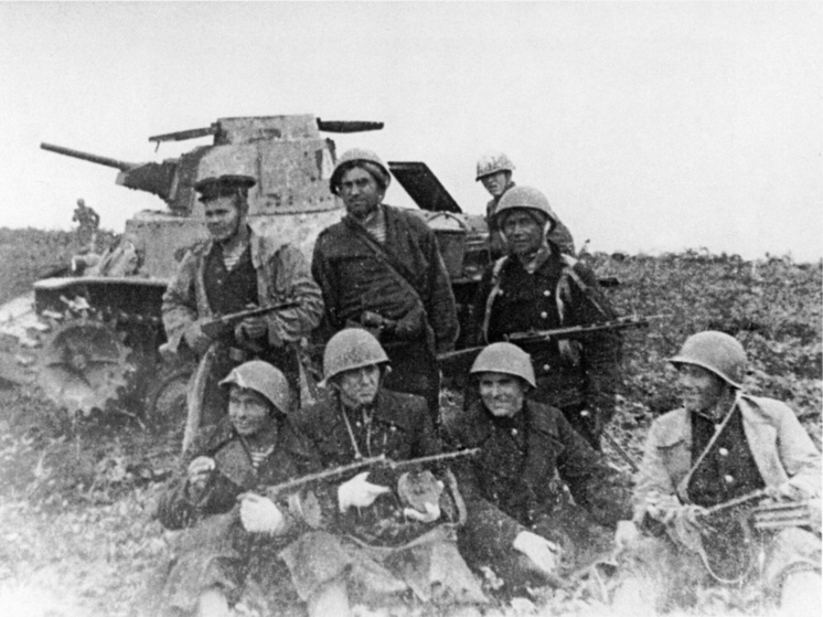     Август 1945-го. Участники десанта на захваченных японских позициях.