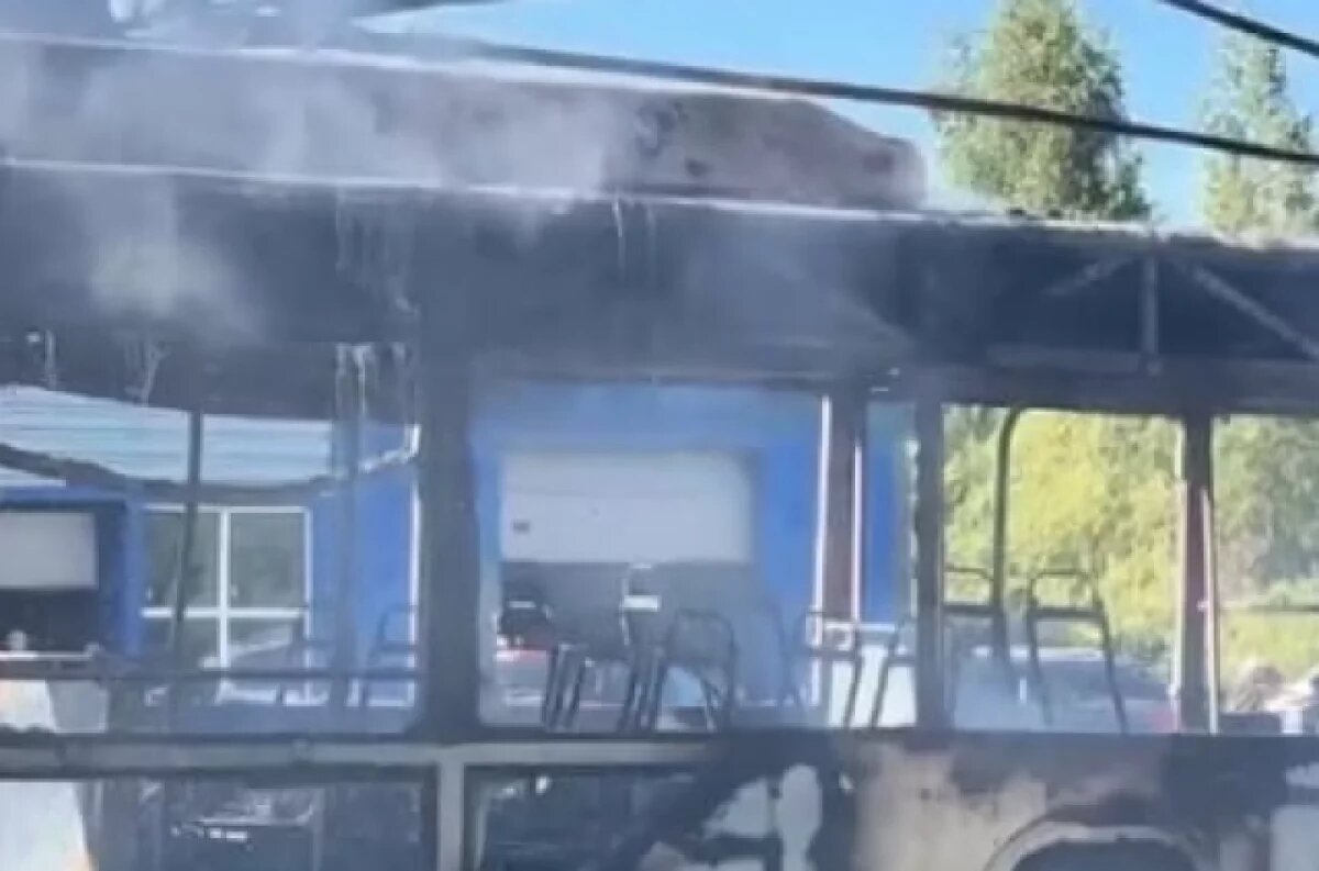    В Рыбинске троллейбус не доехал до конечной и загорелся