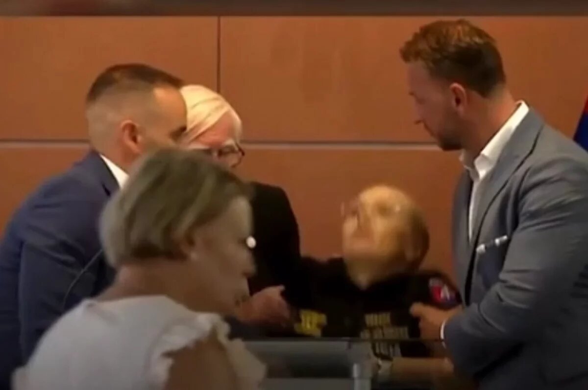    Глава полиции Словакии потеряла сознание во время пресс-конференции