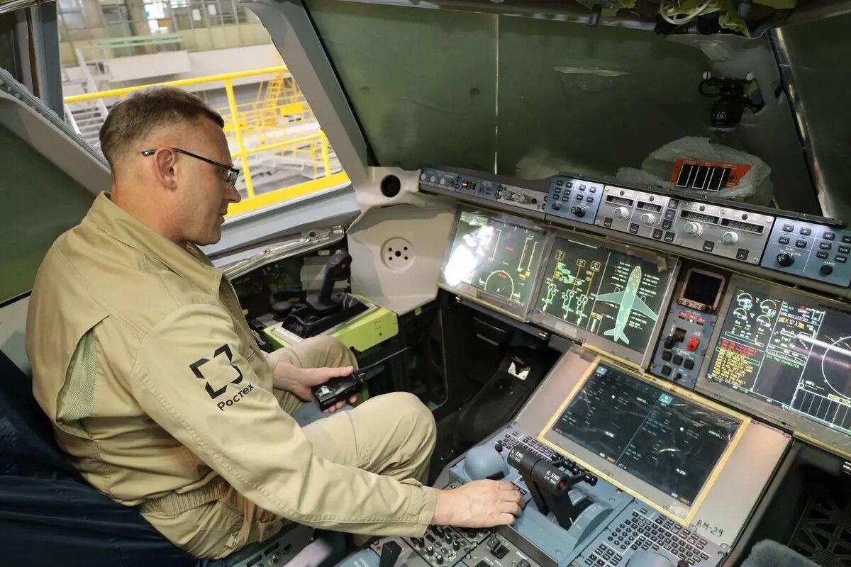 В кабине первого полностью импортозамещенного самолета МС-21-310, июль 2025 года, Иркутский авиазавод. Источник фото: ОАК.