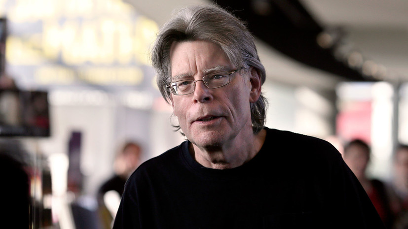 Стивен Эдвин Кинг (англ. Stephen Edwin King) — американский писатель, работающий в разнообразных жанрах, включая ужасы, триллер, фантастику, фэнтези, мистику, драму, детектив. 