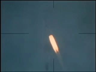 Ракета-носитель "Сатурн-5" пролетает через облака. Кадры из видео с Ютуб  "Apollo Launch - Long-Range Camera Tracking"