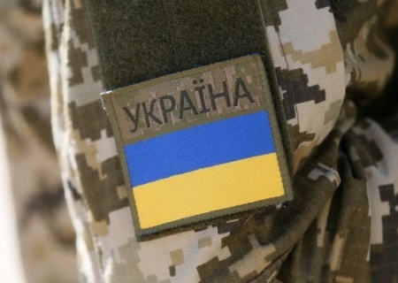    В Полтаве мужчин, пойманных Военной службой правопорядка, держат в клетках, приковав наручниками