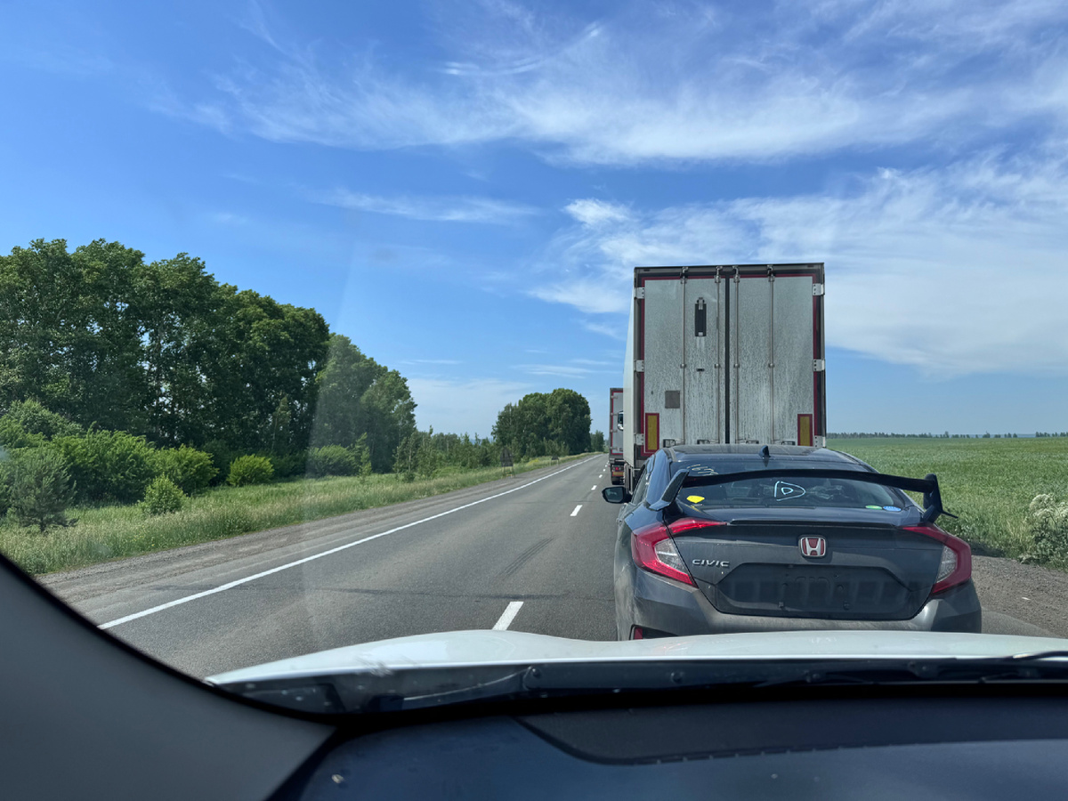 Пробка около жд переезда . Недалеко от Куйтуна