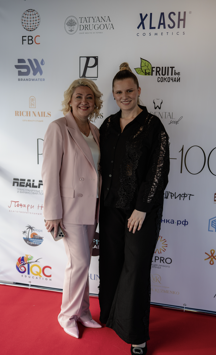 Хедлайнер «РАМКИ ТОП-100» Марина Вострикова и основатель журнала «РАМКИ» Ольга Лахина
