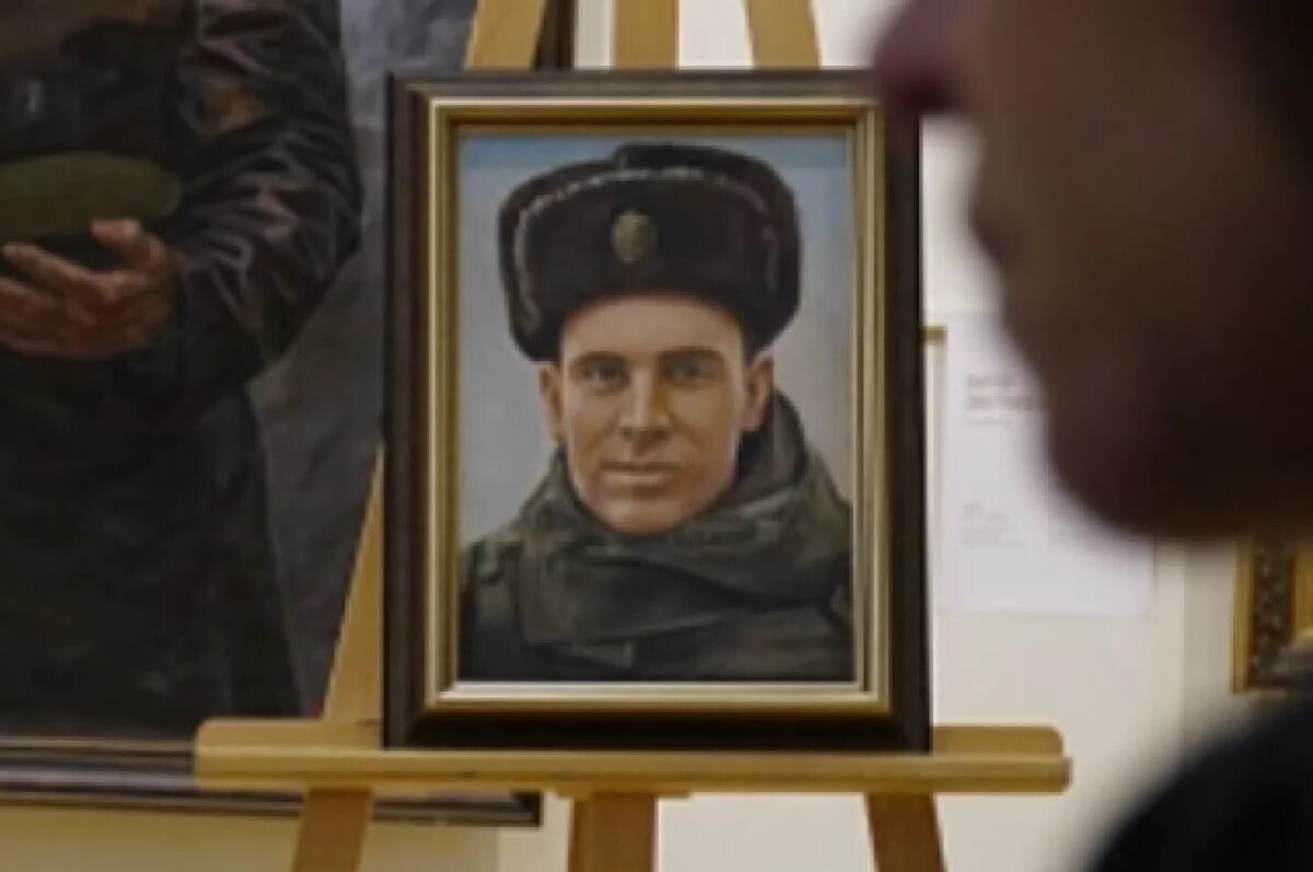    Картины передали матери погибшего бойца.