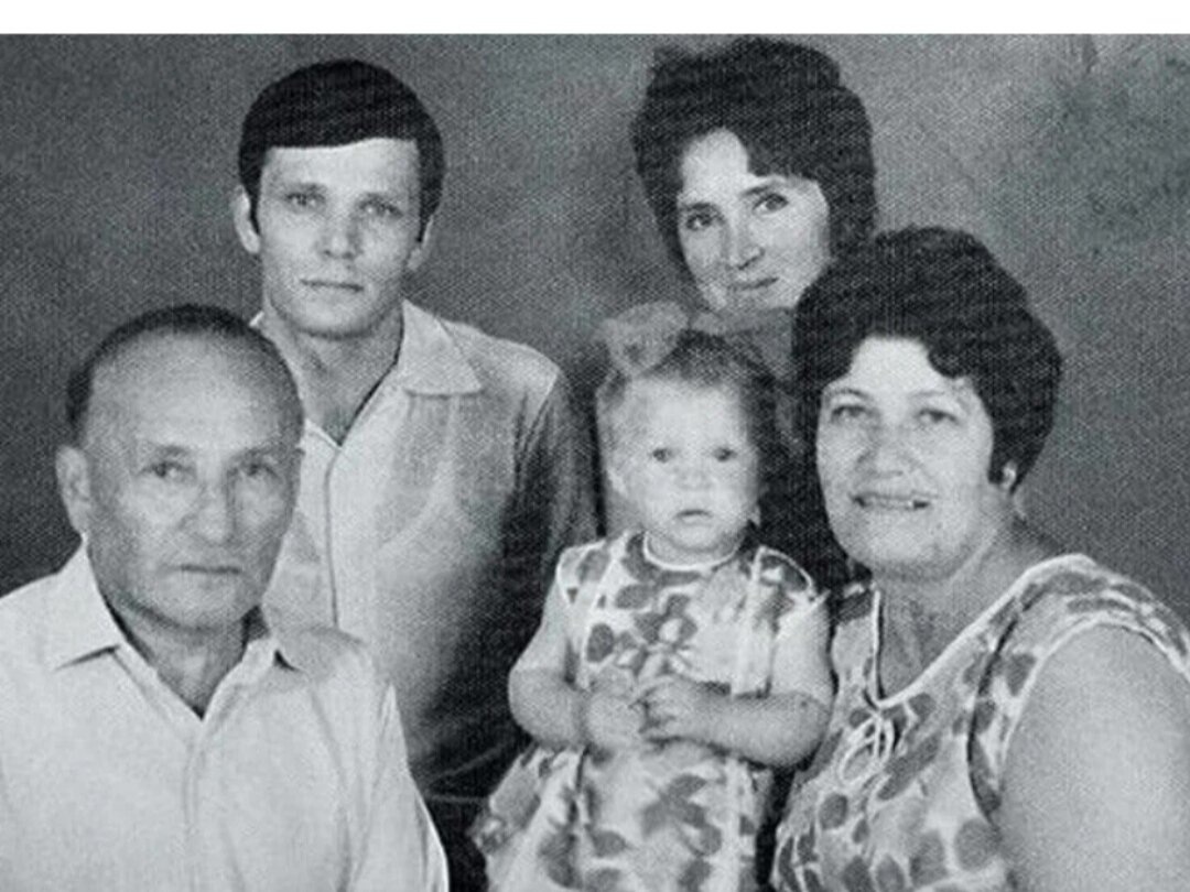 С семьей в детстве