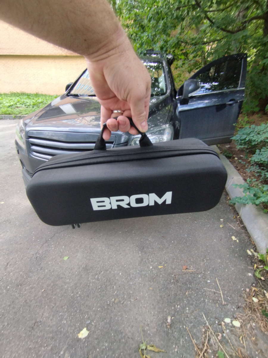 очень удобный кейс для переноски пылесоса и аксессуаров к нему.