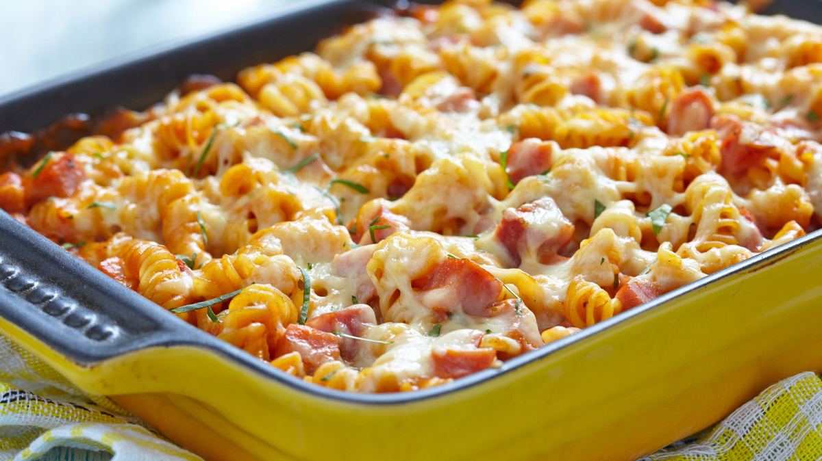 Запеканка из макарон и сыра) ну чуть-чуть колбаски) Источник: Яндекс картинки.