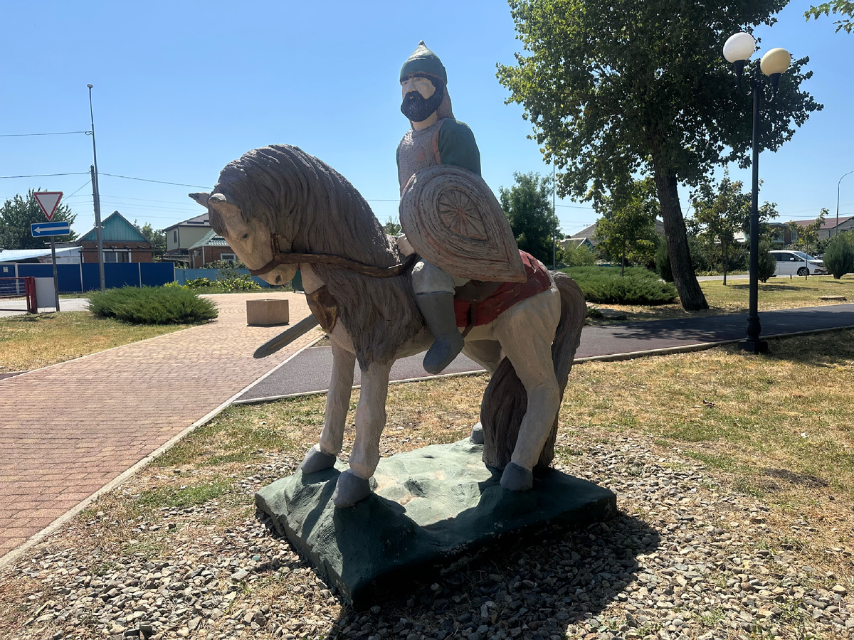 Скульптура всадника на коне.