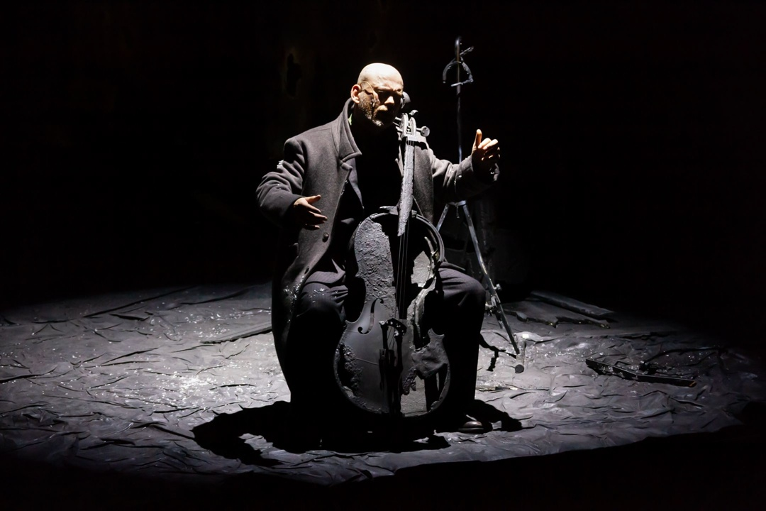 Спектакль создан по пьесе израильского драматурга Анат Гов (премьера состоялась в конце 2024 года).