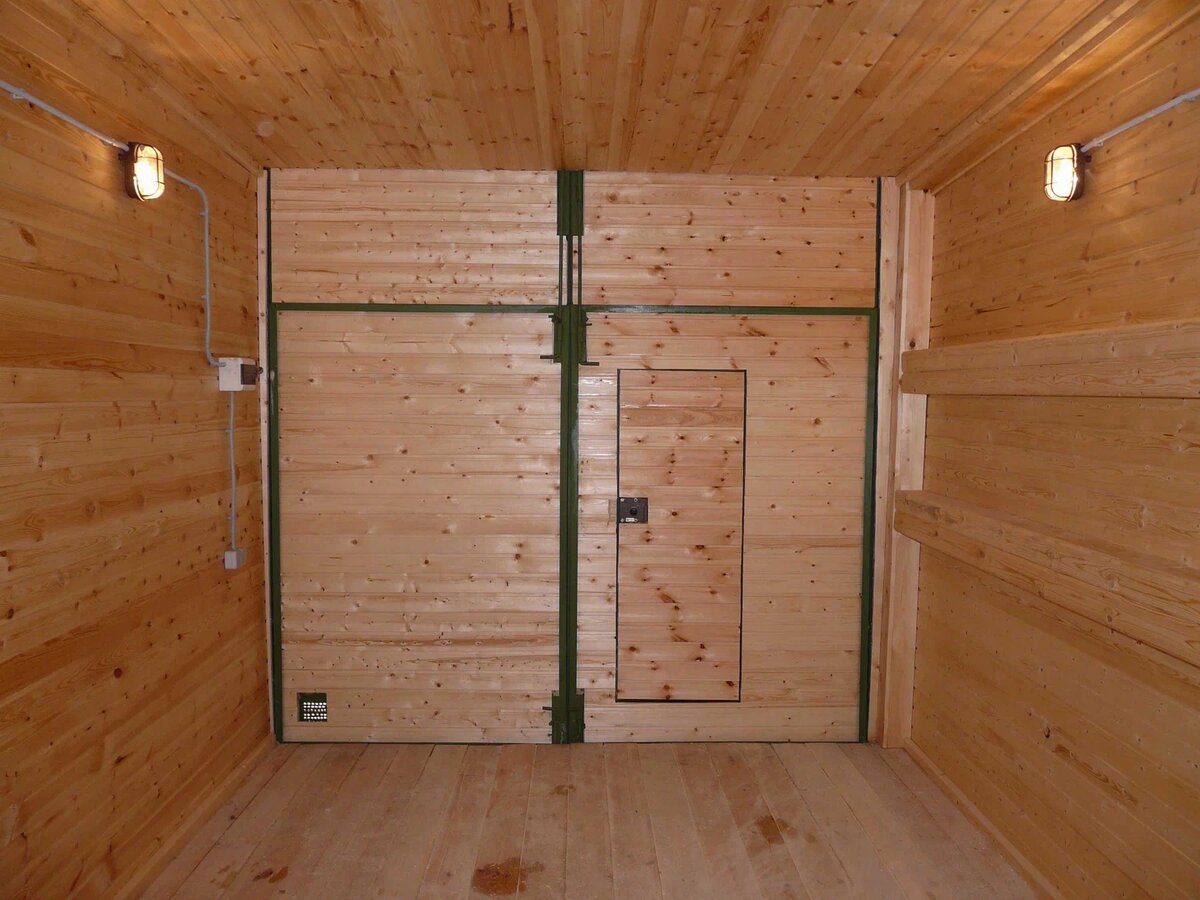Утепленный и обшитый деревом гараж