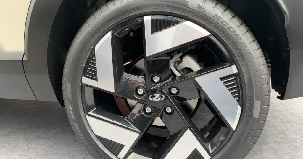 Кроссовер Lada Azimut — это «китаец»? О чем молчит АВТОВАЗ и причем здесь пять болтов