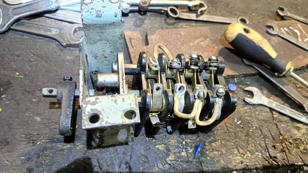 Неисправность заключалась в том, что пластинки соединяющие контакты с клемой переломились. Ток перестал поступать на контакты. 