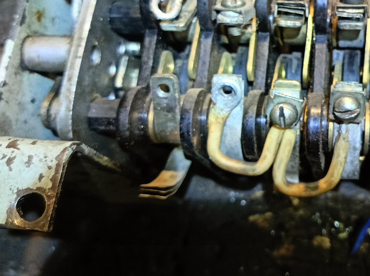 Левый контакт