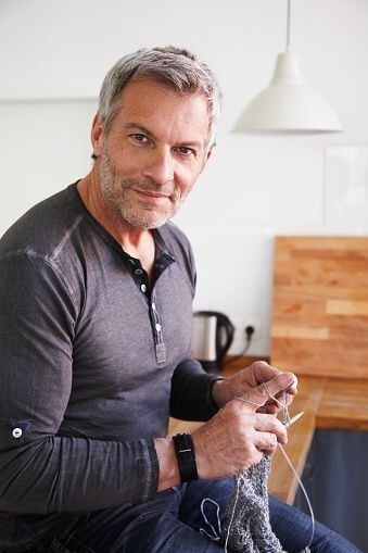 Фото из интернета. Вот нет у меня личных фотографий, где мужчина вяжет