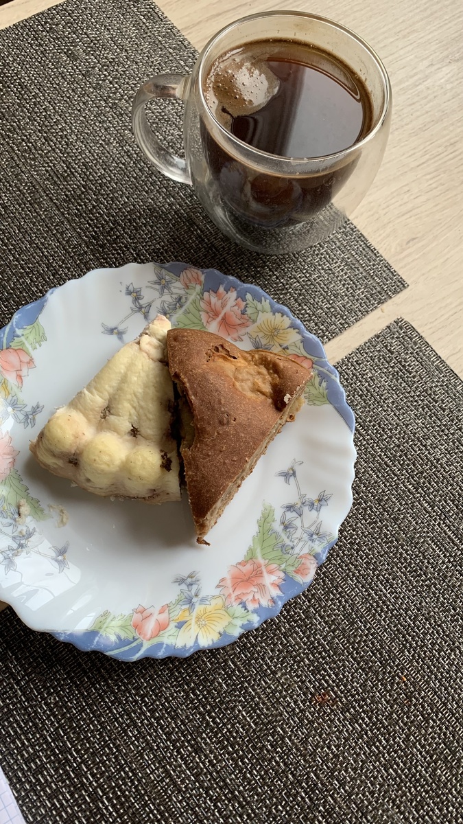 Фото автора канала. Завтрак: запеканка и шарлотка.