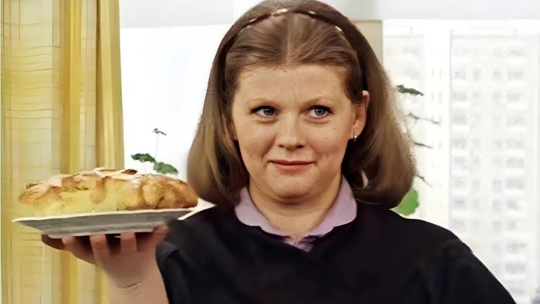 Кадр из фильма про обаятельную и привлекательную- пирог для Володьки