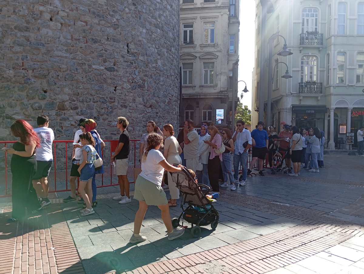 Очередь из желающих попасть на смотровую площадку...Я простоял в ней целый час...Для русских блага цивилизации в развивающихся странах мира сильно ограничены, поэтому только кэш. Помним, да? В кассе за башней. Но очередь связана не с этим. Внутрь пускают группами, чтобы соблюсти безопасность людского потока. 