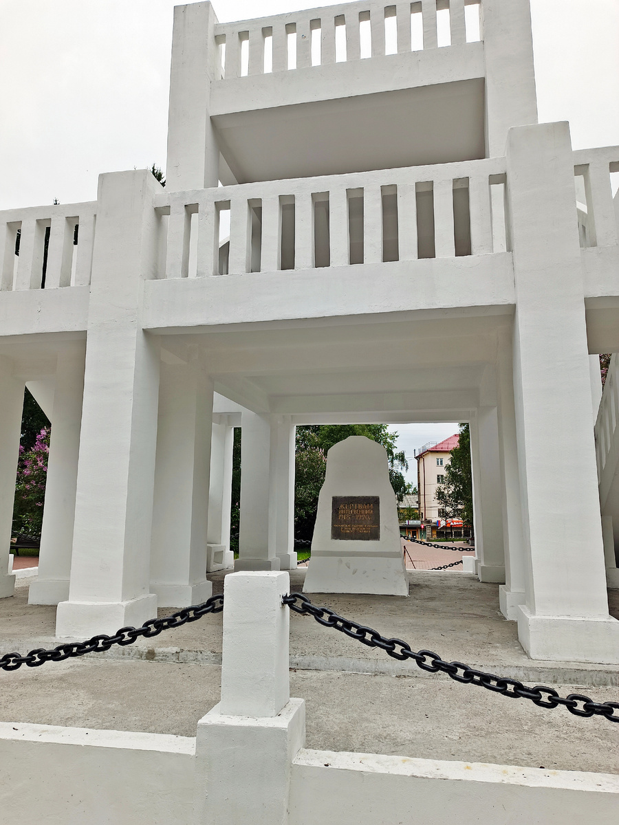 Рядом с мемориалом собиралась поставить памятник Ленину, но что-то не срослось