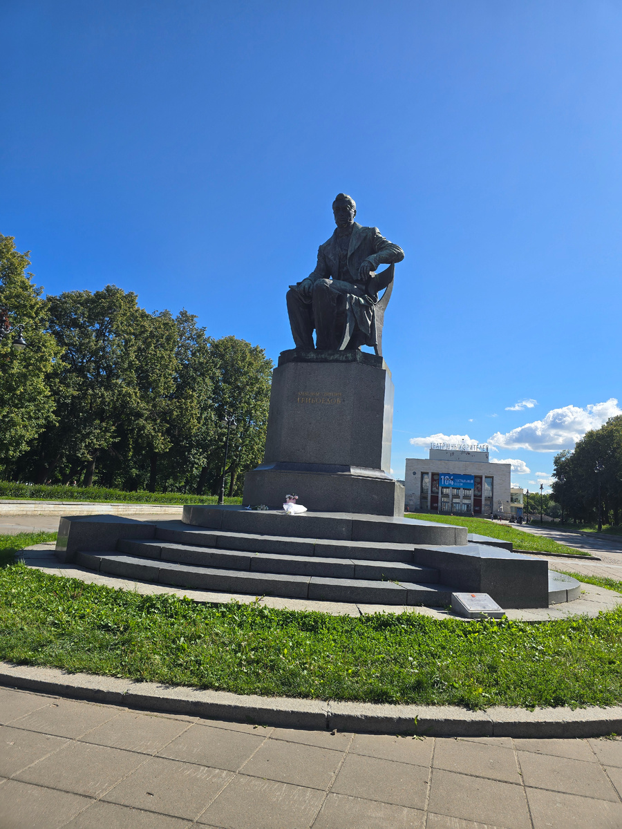 Цветы можно высадить, красоту навести, все же для детей. 