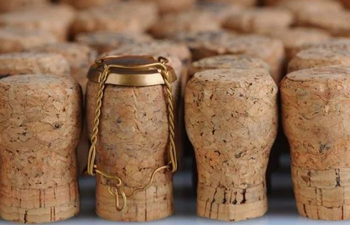 Пробка после обработки становится эластичной и мягкой.