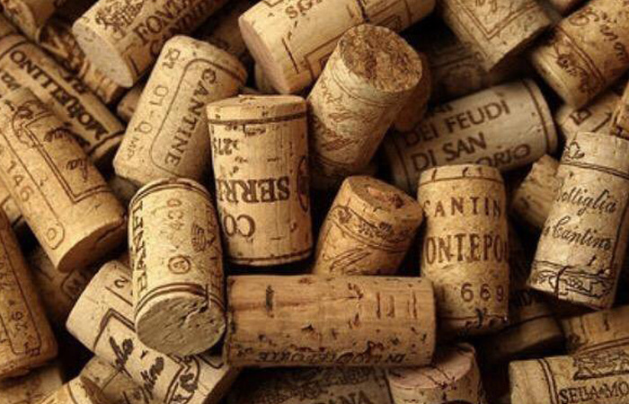 Винные пробки изготавливают из пробкового дуба.