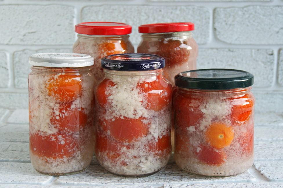 Фото автора. Помидорки в снегу.